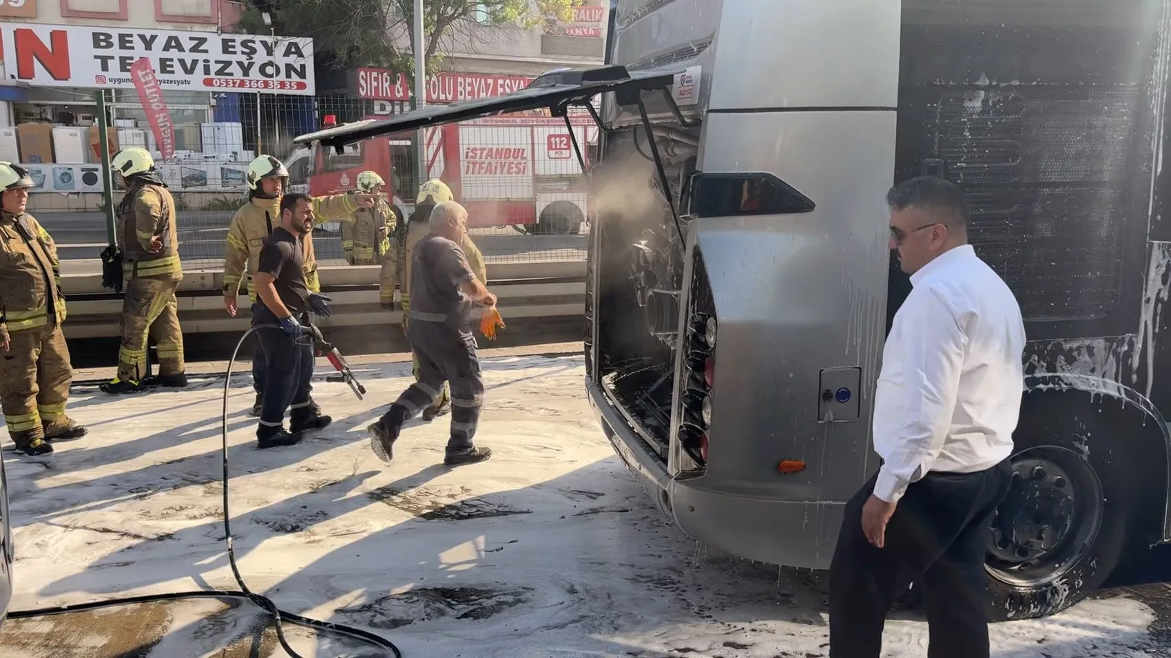 Avcılar’da metrobüs seferlerini aksatan yangın paniği