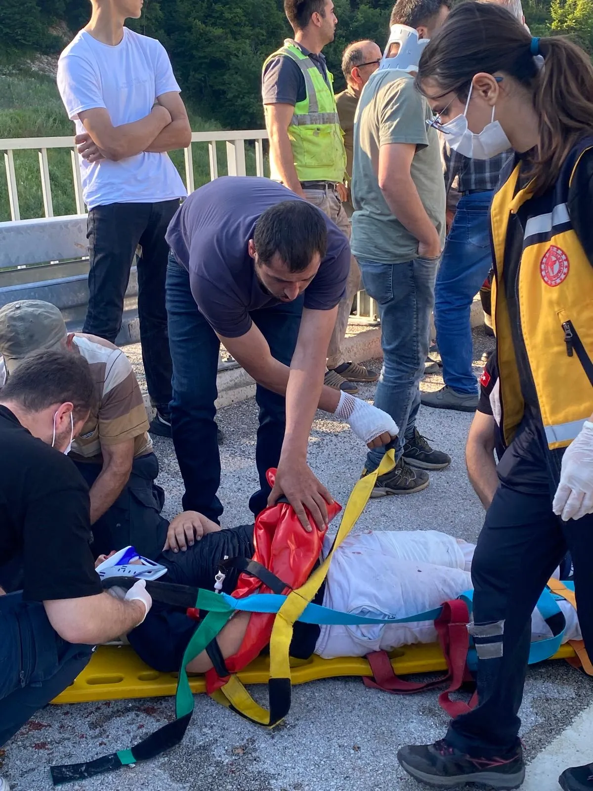 Bartın'da tarım aracı köprü korkuluklarına çarptı 3 yaralı