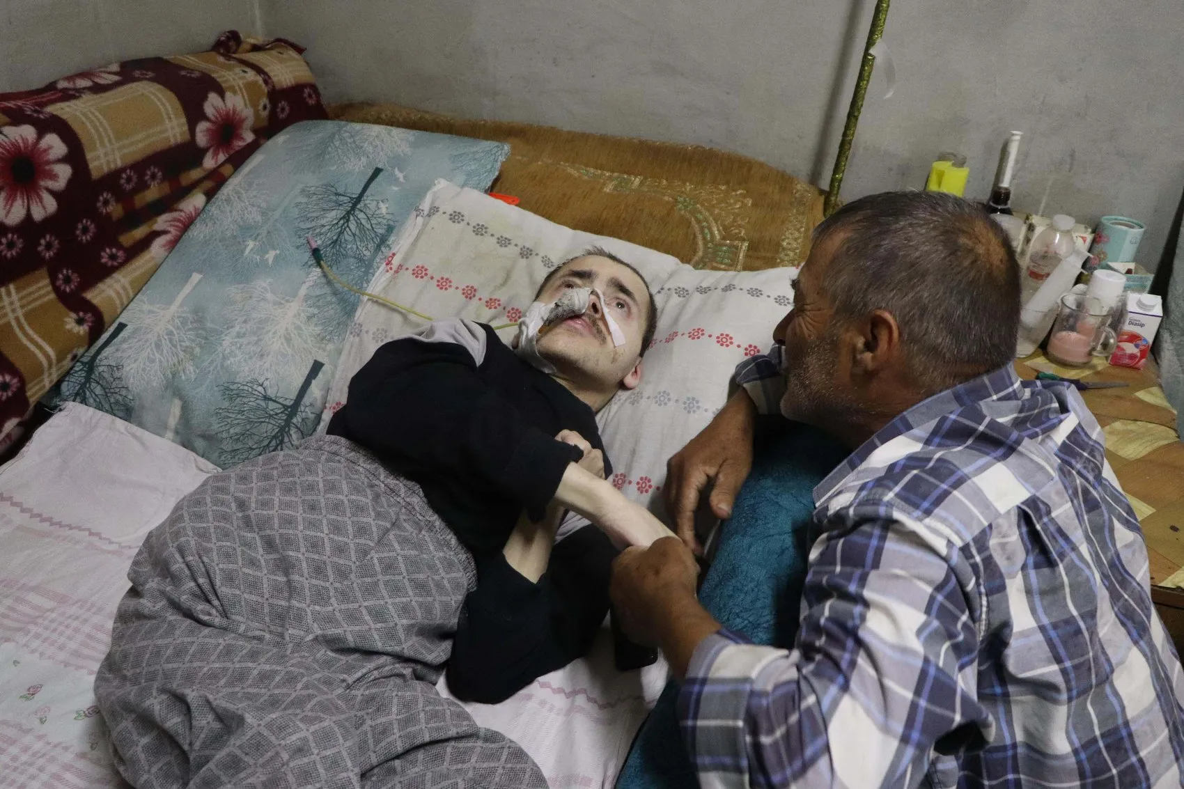 Manisalı baba 40 yıldır tek başına engelli oğluna bakıyor