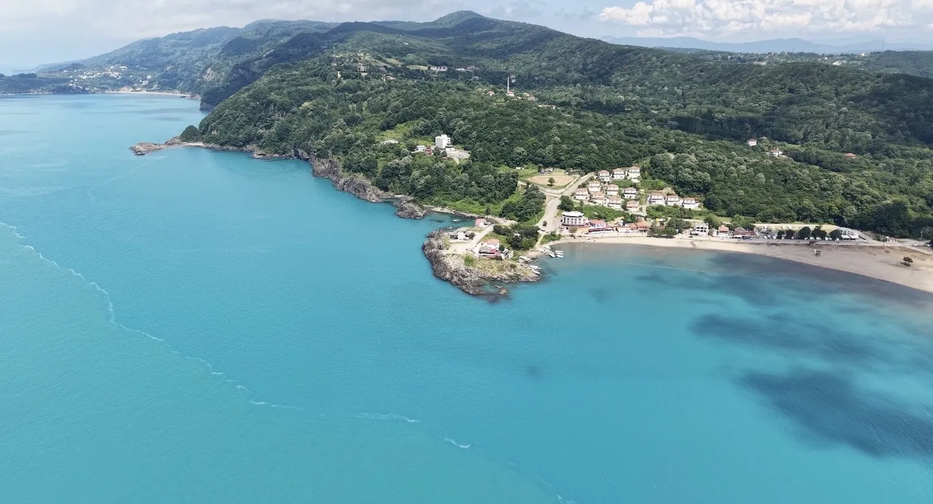 Bartın kıyılarında deniz ikiye bölündü