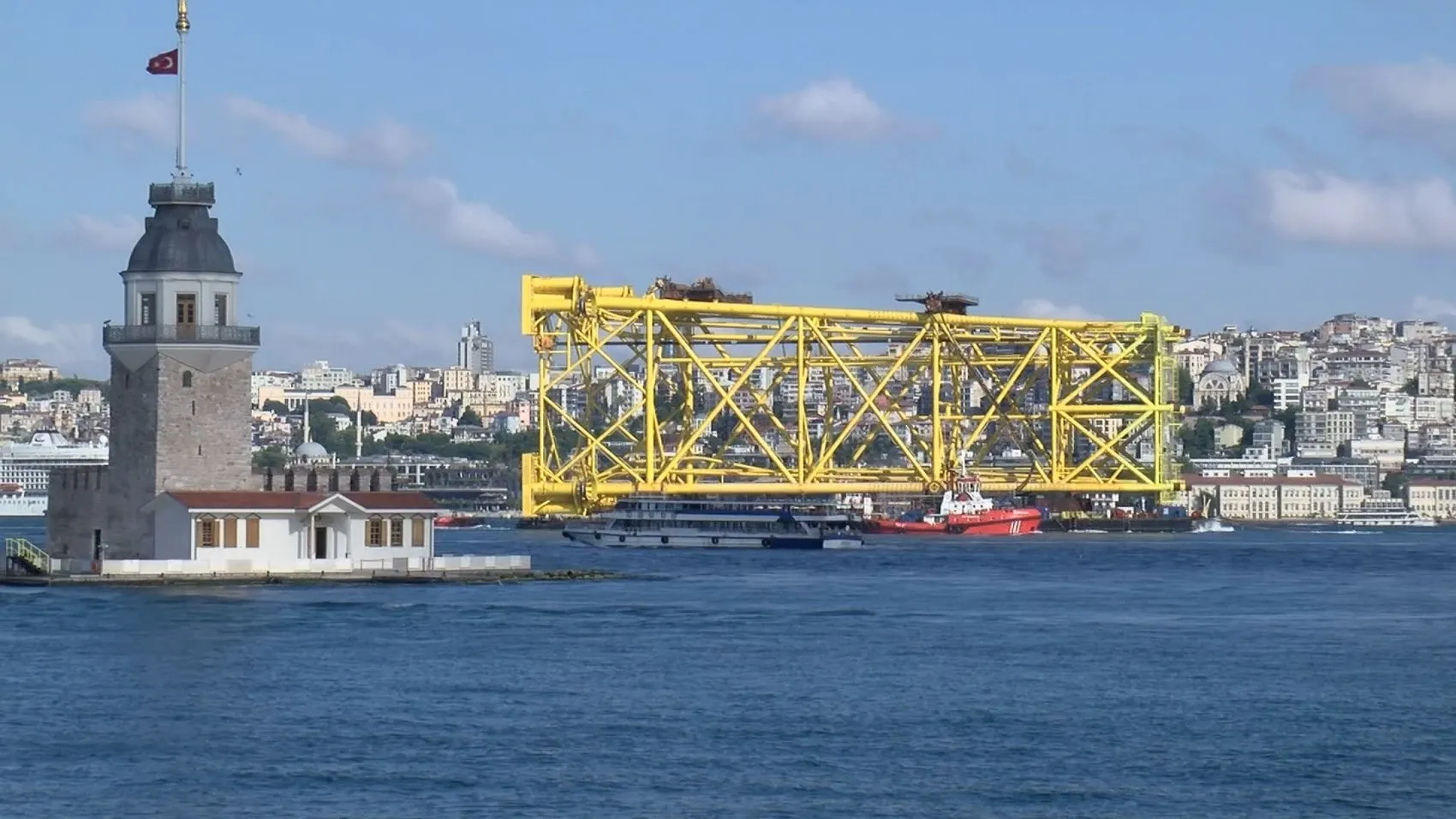 Boğaz trafiğini durduran dev geçiş
