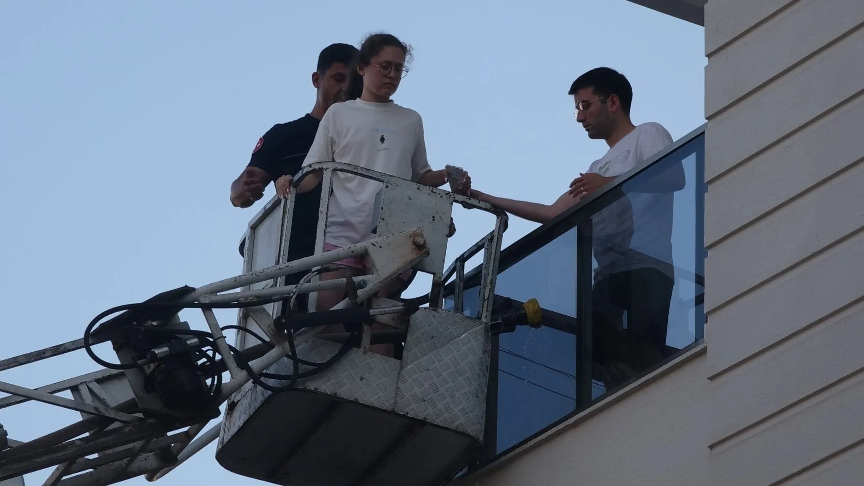 Antalya'da apartman yangını paniği 10 kişi kurtarıldı