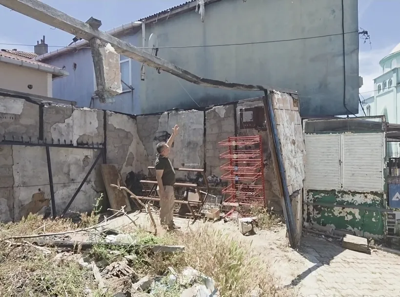 Çatalca'da marketi ateşe veren maskeli kadın güvenlik kamerasında
