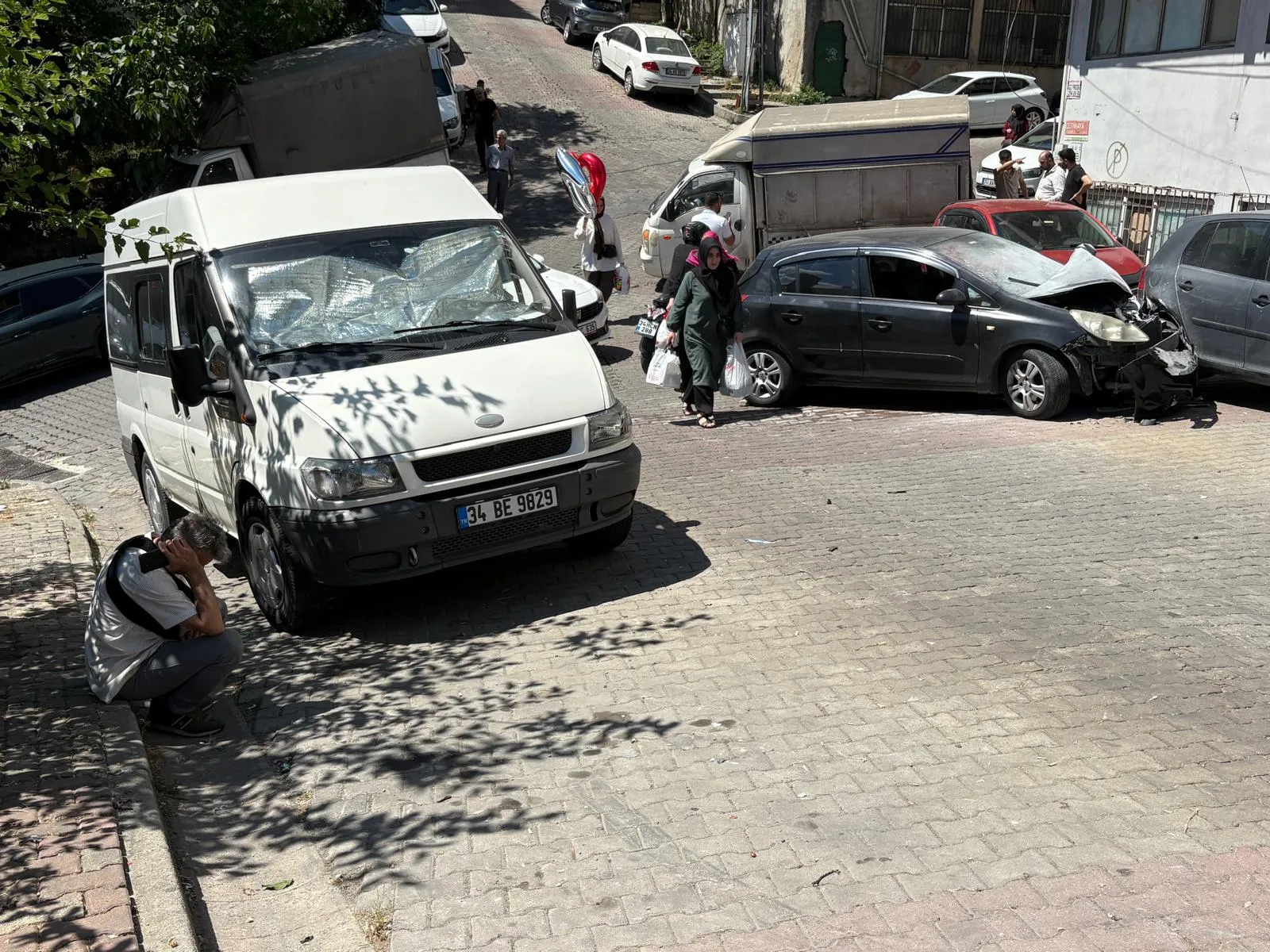 Kağıthane’de yokuştan kayan otomobil ortalığı birbirine kattı