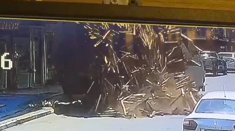 Avcılar'da odun yüklü kamyon devrilerek yolu trafiğe kapattı