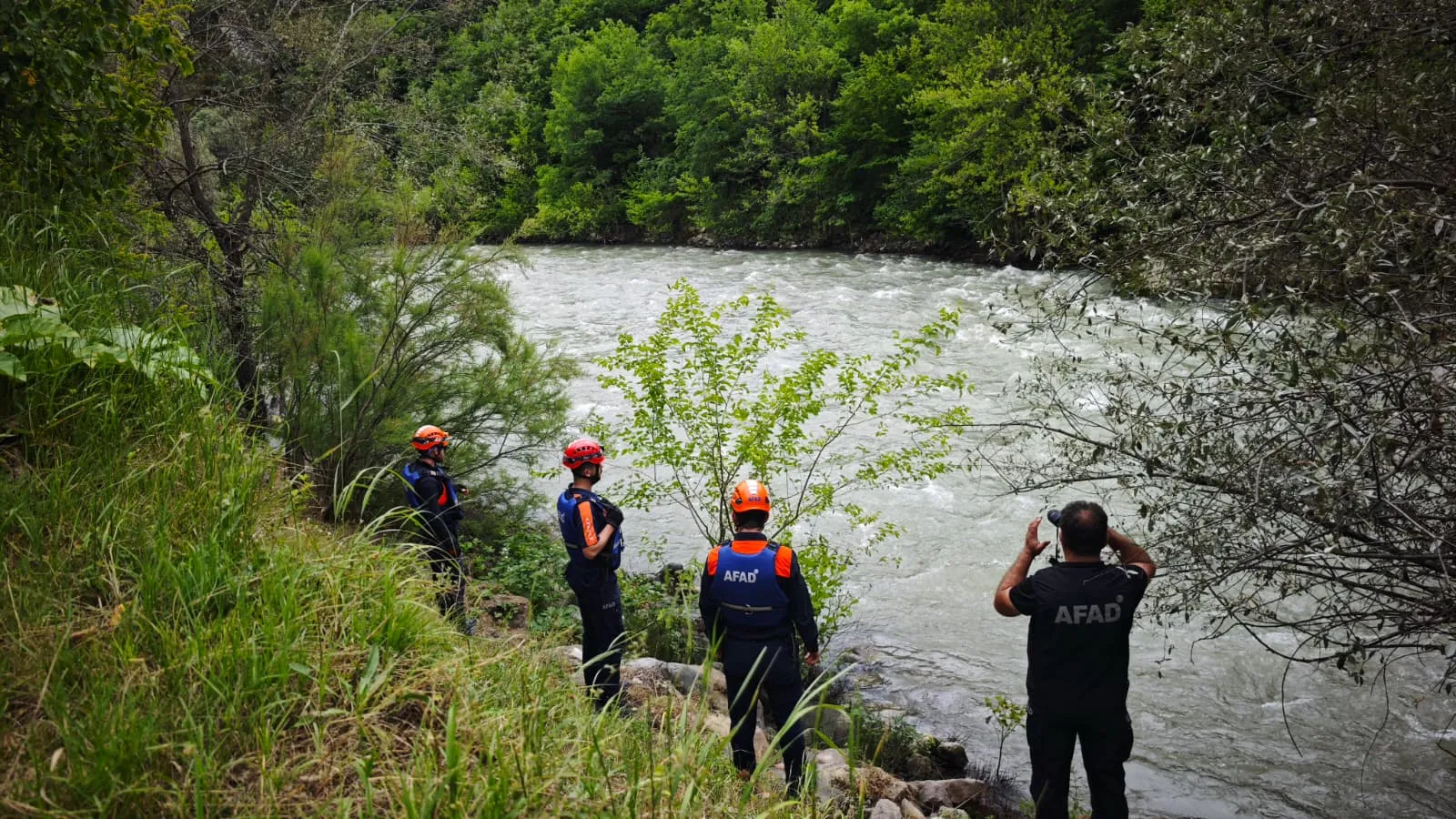 Artvin’de dereye uçan kamyonette kaybolan baba ve oğul aranıyor