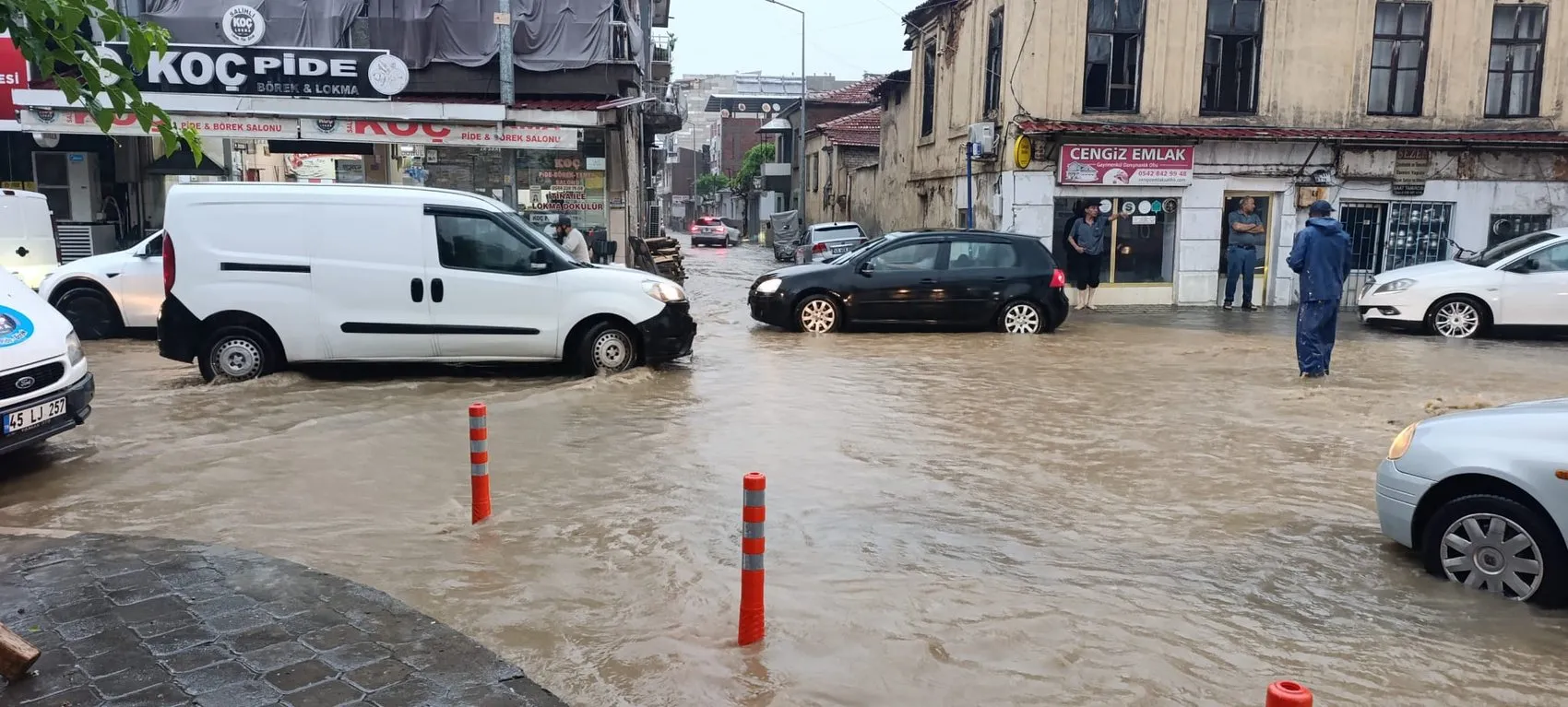 Manisa Salihli’de sel suları evleri bastı