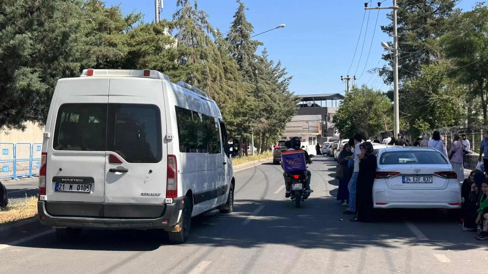 Diyarbakırda okul karmaşası yaşayan 25 öğrenci sınava polis yardımıyla yetişti