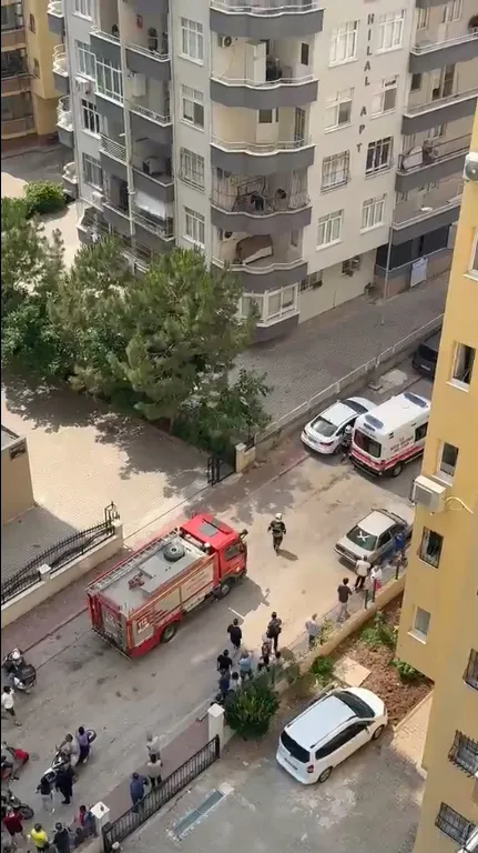 Adana'da yüksek katlı dairedeki yangında can dostumuz kurtarıldı