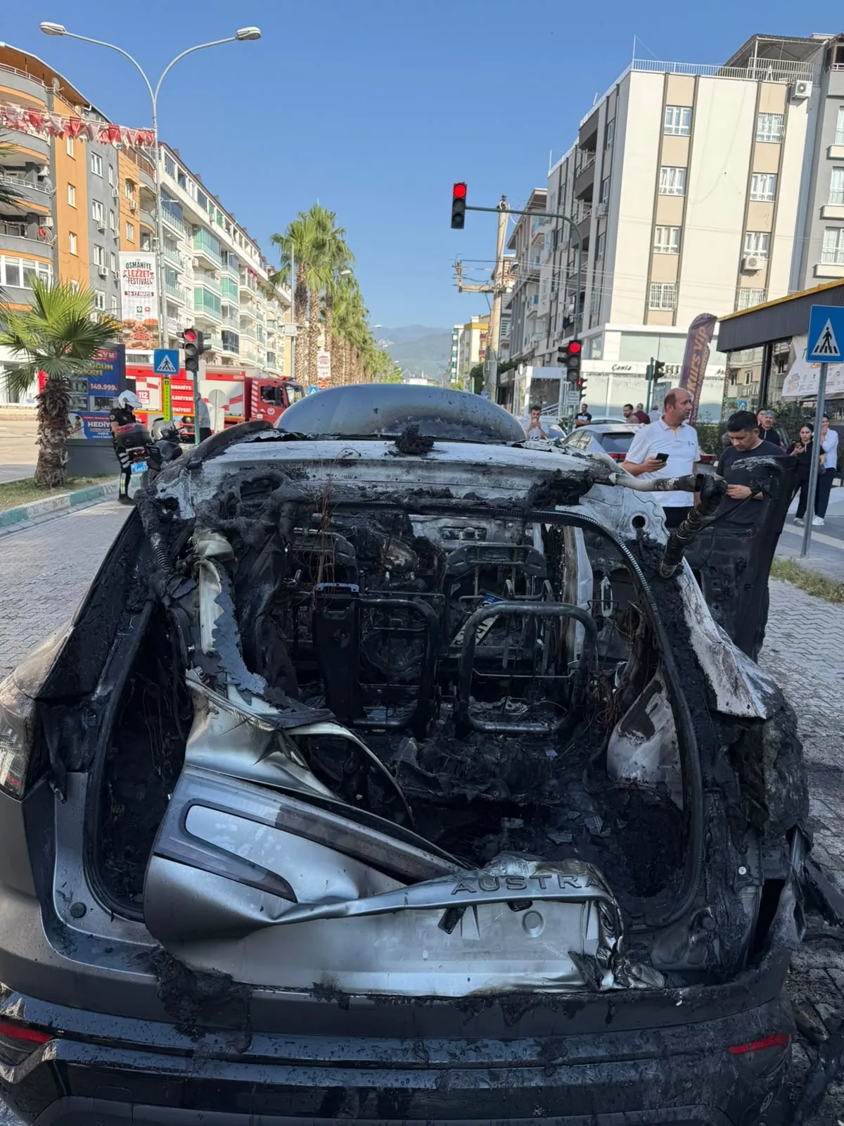 Osmaniye'de seyir halindeki araç bir anda alev topuna döndü