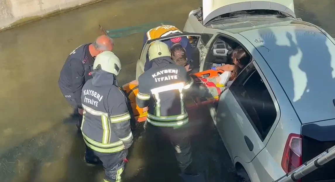 Kayseri'de korkutan kaza Otomobil bariyerleri aşıp kanala uçtu
