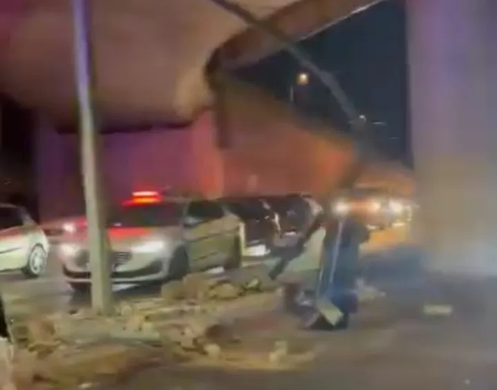 Bursa'da makas atan sürücü iki aracı dereye uçurdu