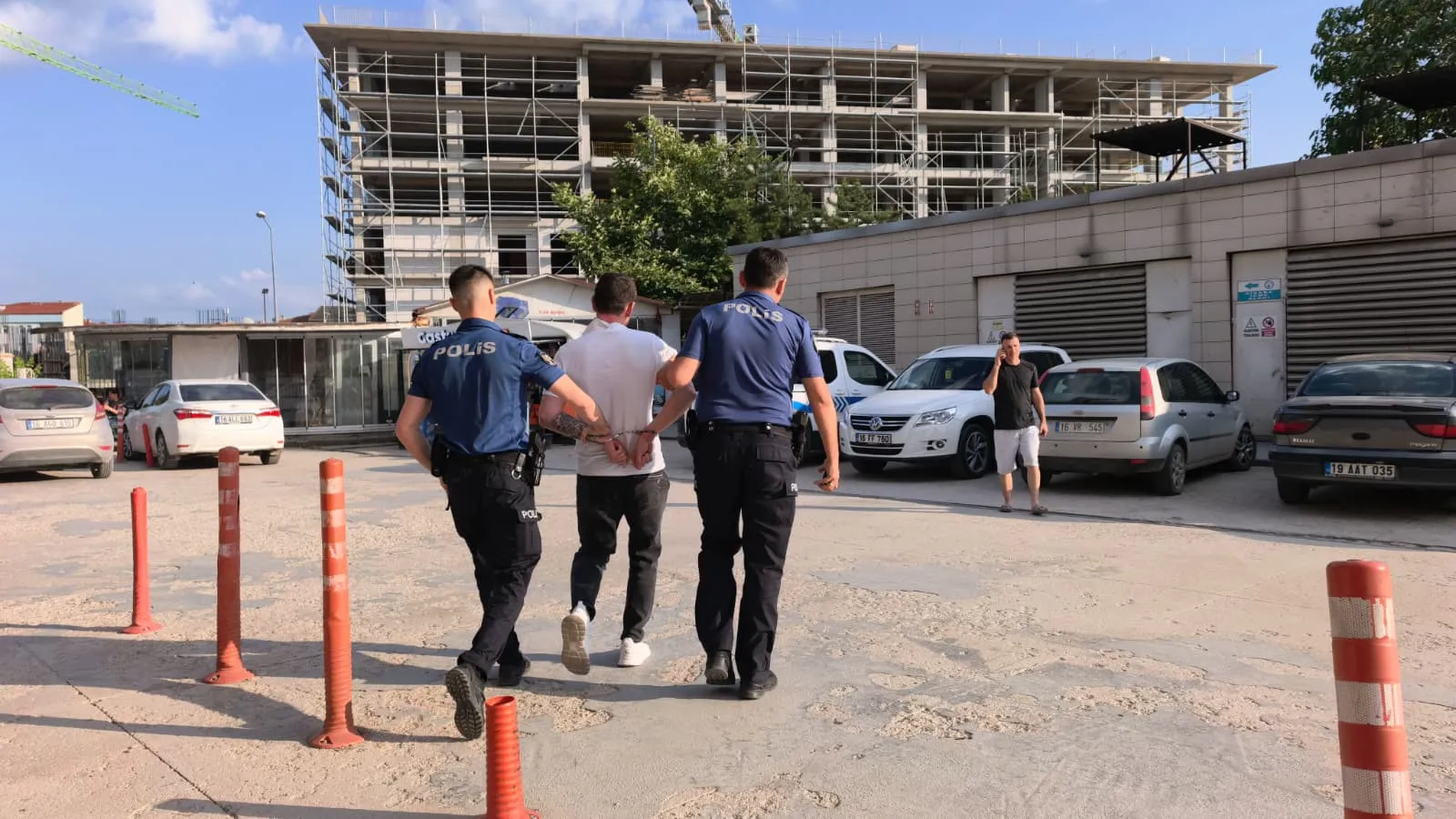 İnegöl'de polisten kaçmaya çalışan hırsızlık şüphelisi kıskıvrak yakalandı