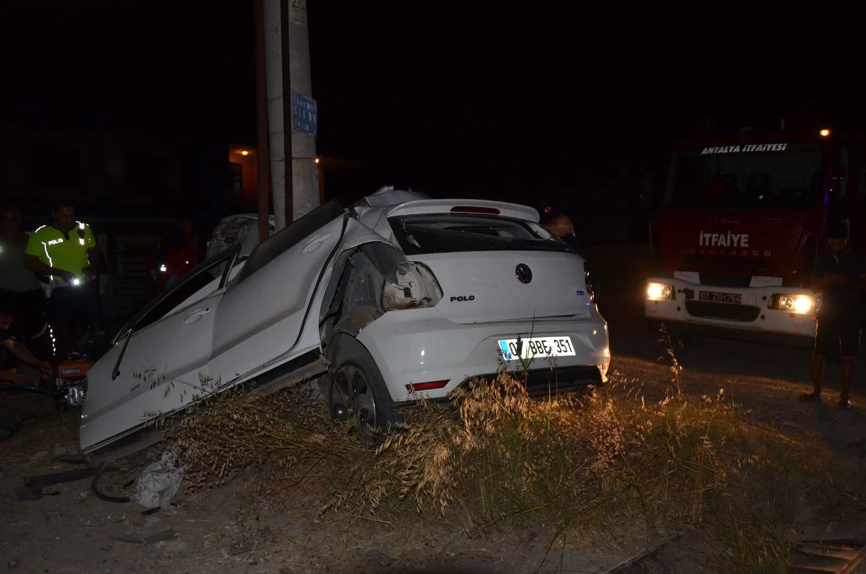 Serik’te direğe çarpan otomobilin sürücüsü hayatını kaybetti
