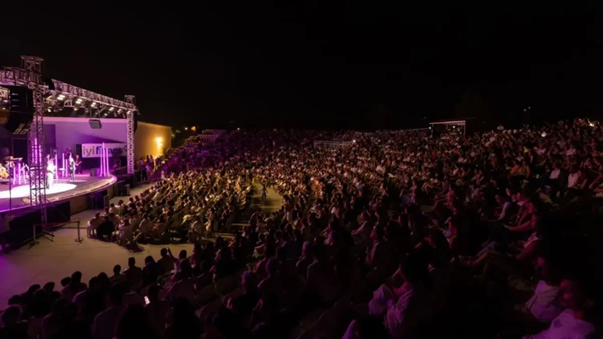 Ebru Yaşar ın ilk senfoni performansı mest etti! 120 kişilik dev kadroyla sahnede 2