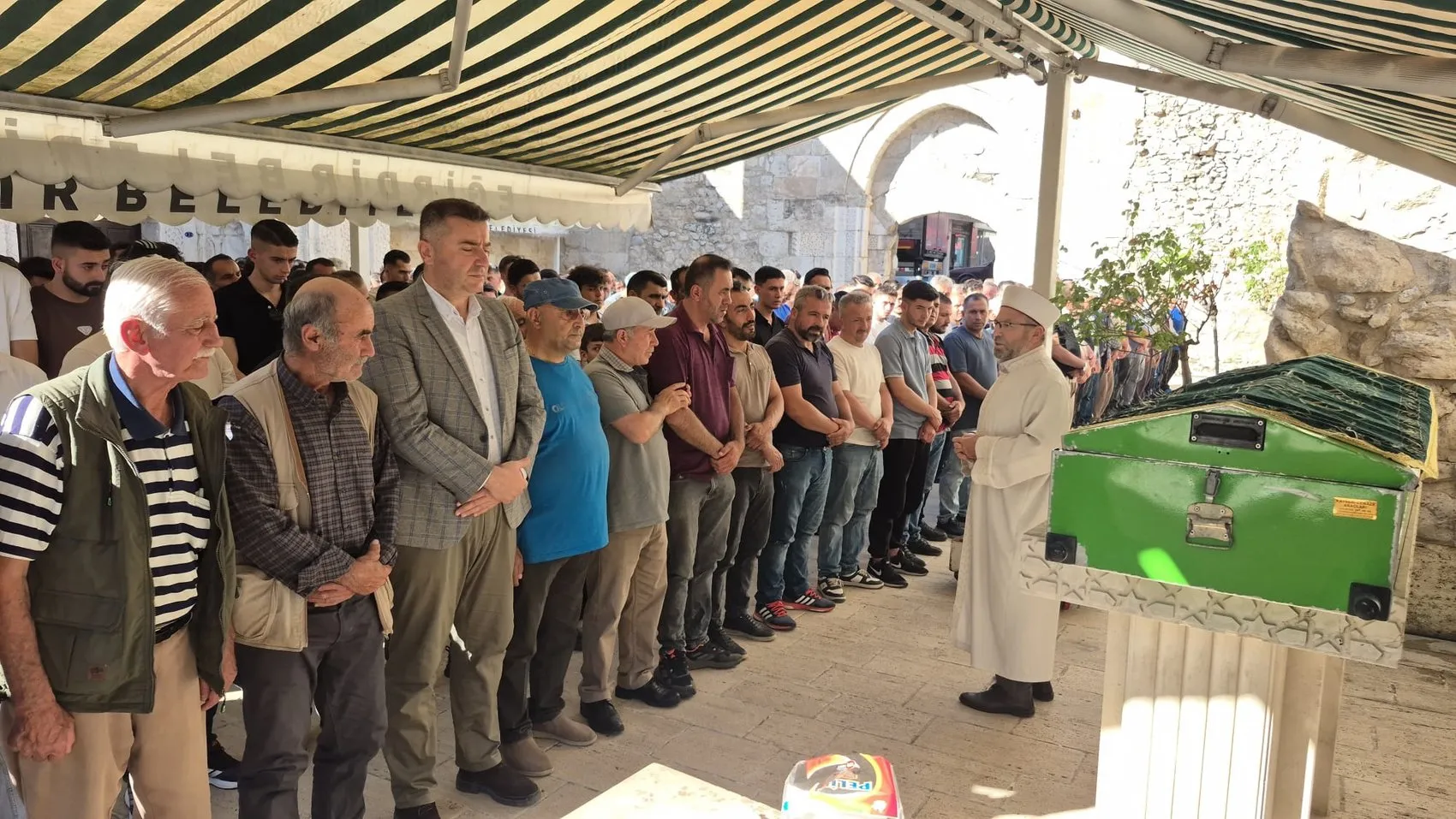 Park halindeki araçta ölü bulunan iki genç toprağa verildi