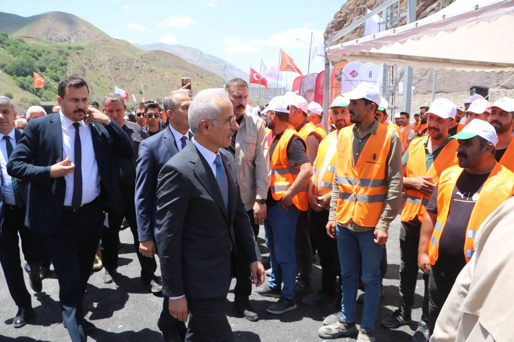 Hakkari’de ulaşım projeleri tamamlandı