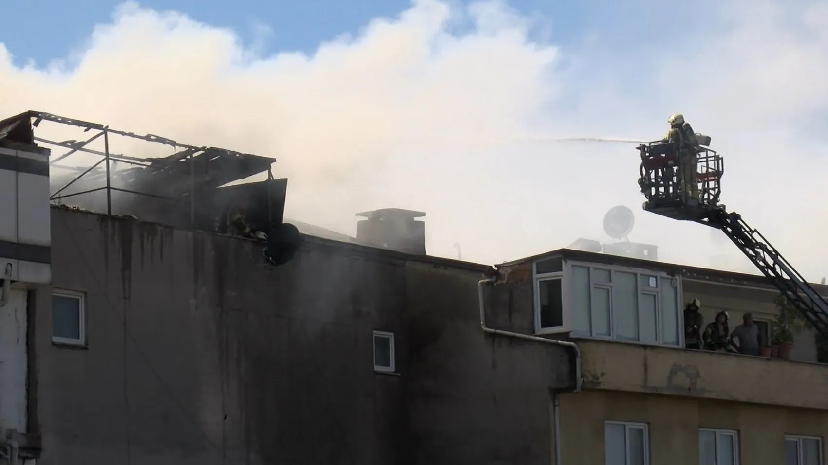 Ataşehir Yenisahra’da çatı yangını paniği