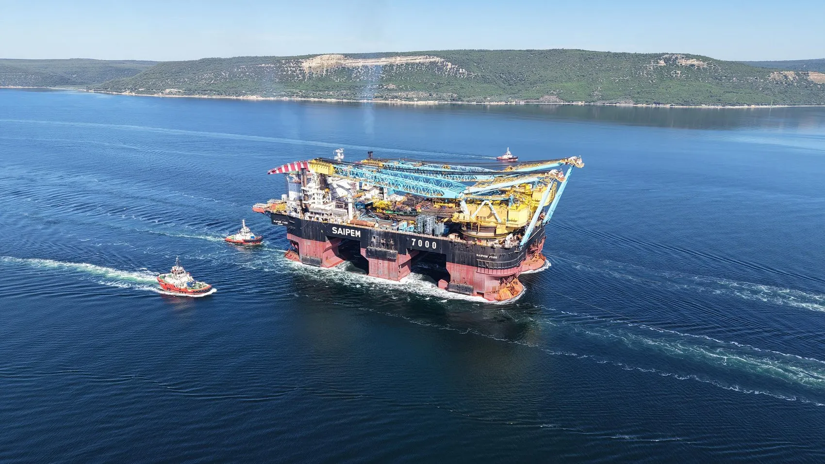 Dev vinç gemisi Çanakkale Boğazı trafiğini kilitledi