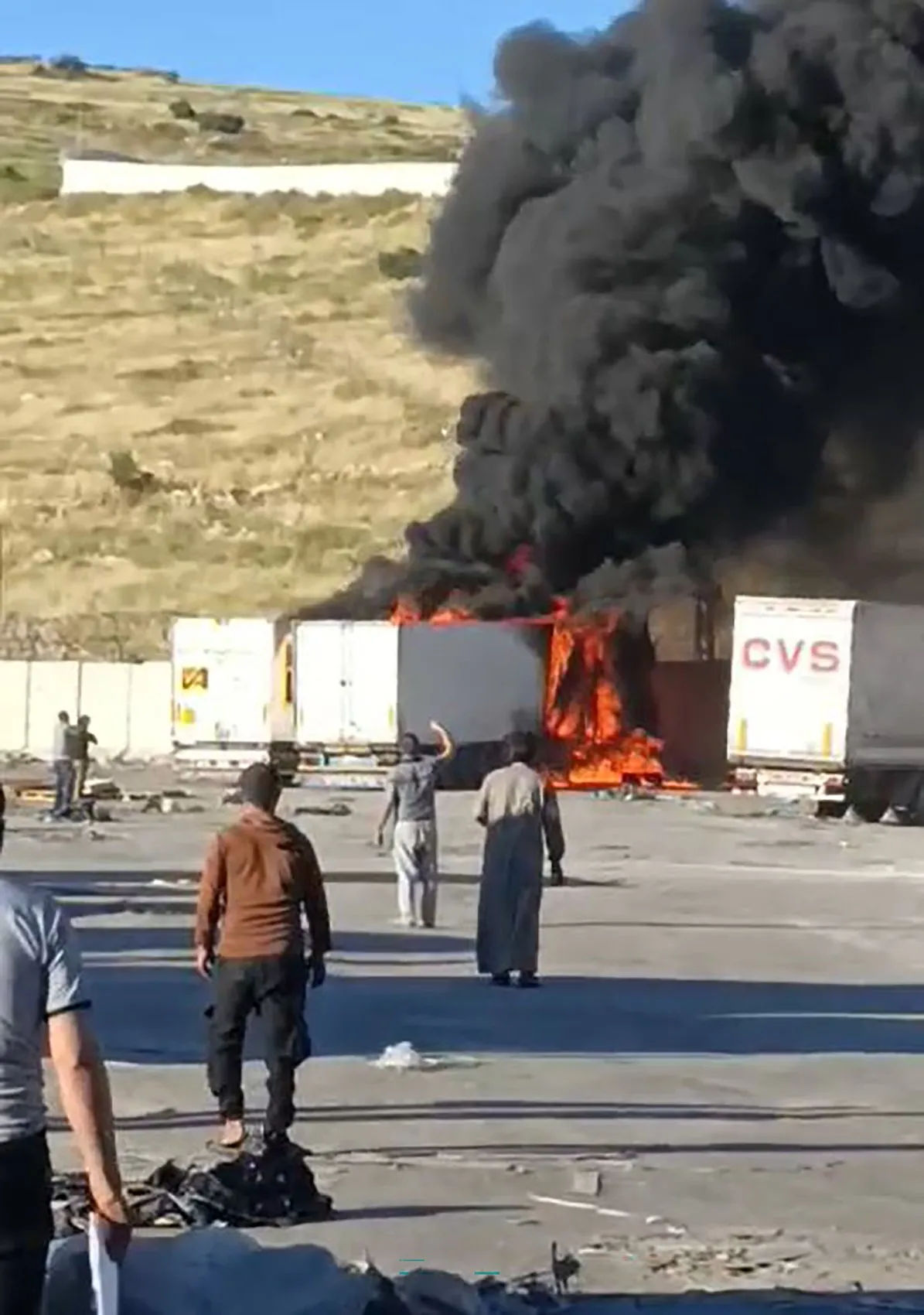 Reyhanlı sınırında iki TIR alevlere teslim oldu