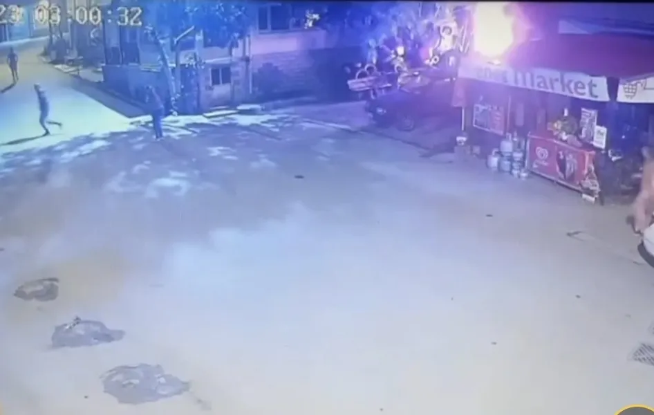 Çatalca'da marketi ateşe veren maskeli kadın güvenlik kamerasında