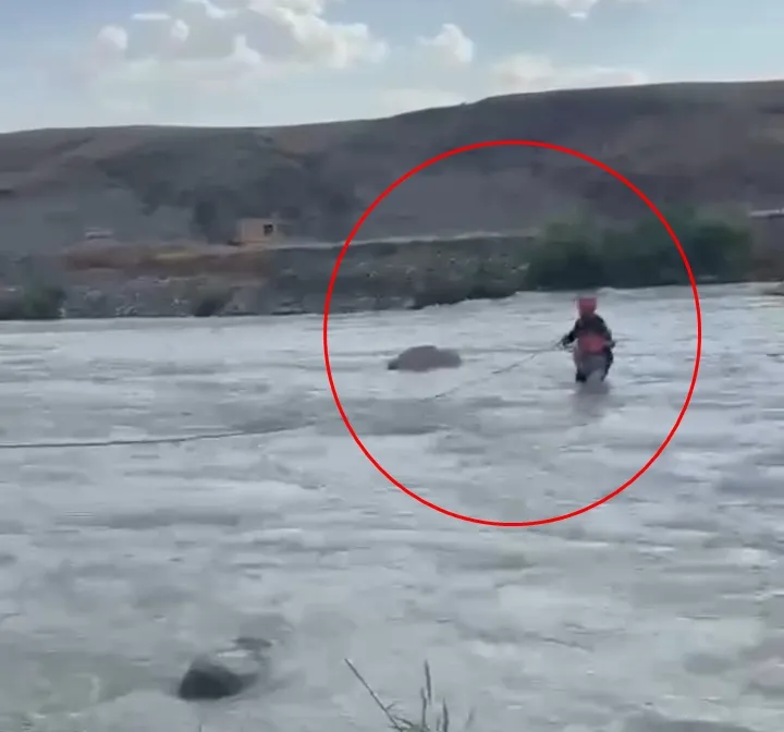 Siirt'te yükselen sular bir çocuğu kayalıkta mahsur bıraktı