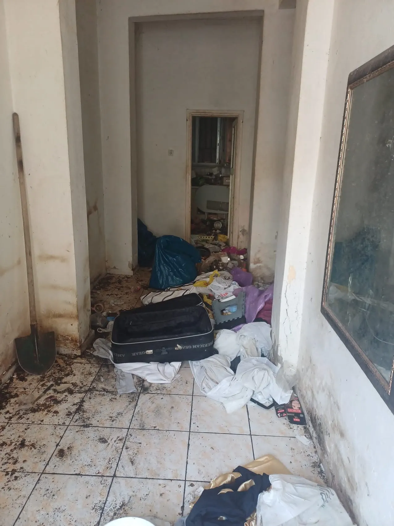 Ataşehir'de bir daireden beş kamyon atık çıktı