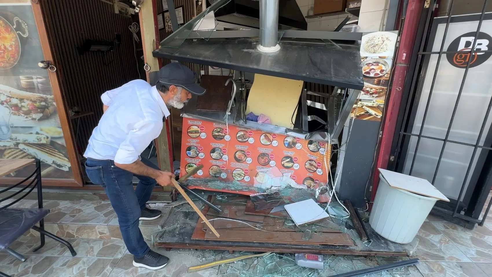Avcılar'da kontrolden çıkan cip köfteciye daldı