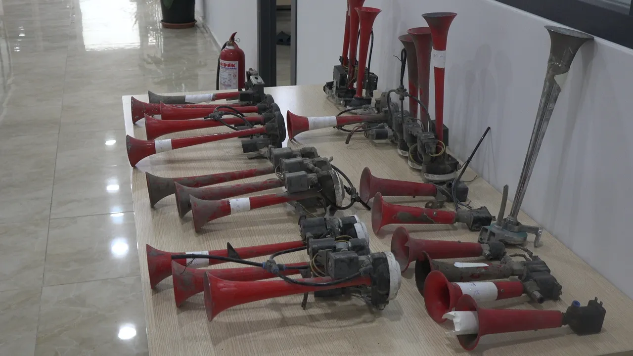 Şanlıurfa’da otobüslerin havalı kornaları silindirle ezildi