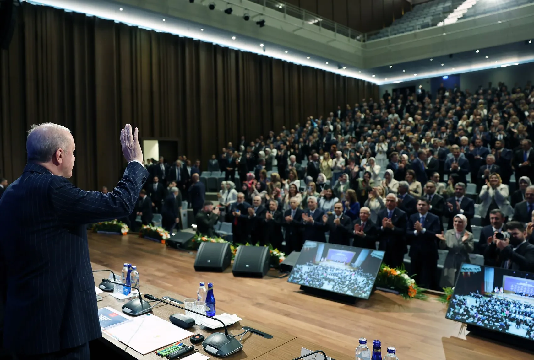 Erdoğan teşkilatına seslendi Gösteri değil hizmet makamındasınız