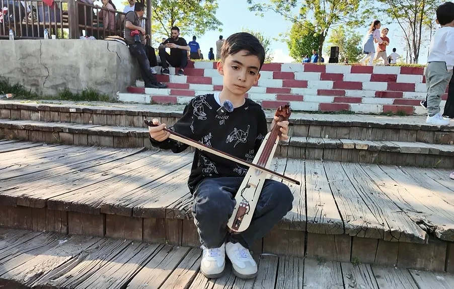 11 yaşındaki Mert Ali'den inci kefallerine kemençeli destek