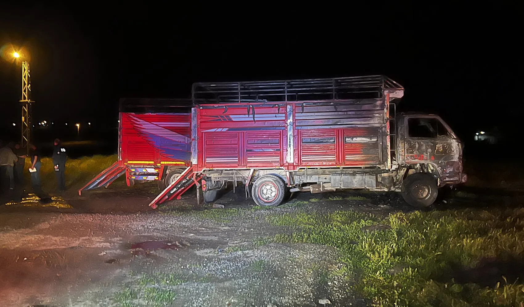 Kayseri’de park halindeki iki kamyon ateşe verildi