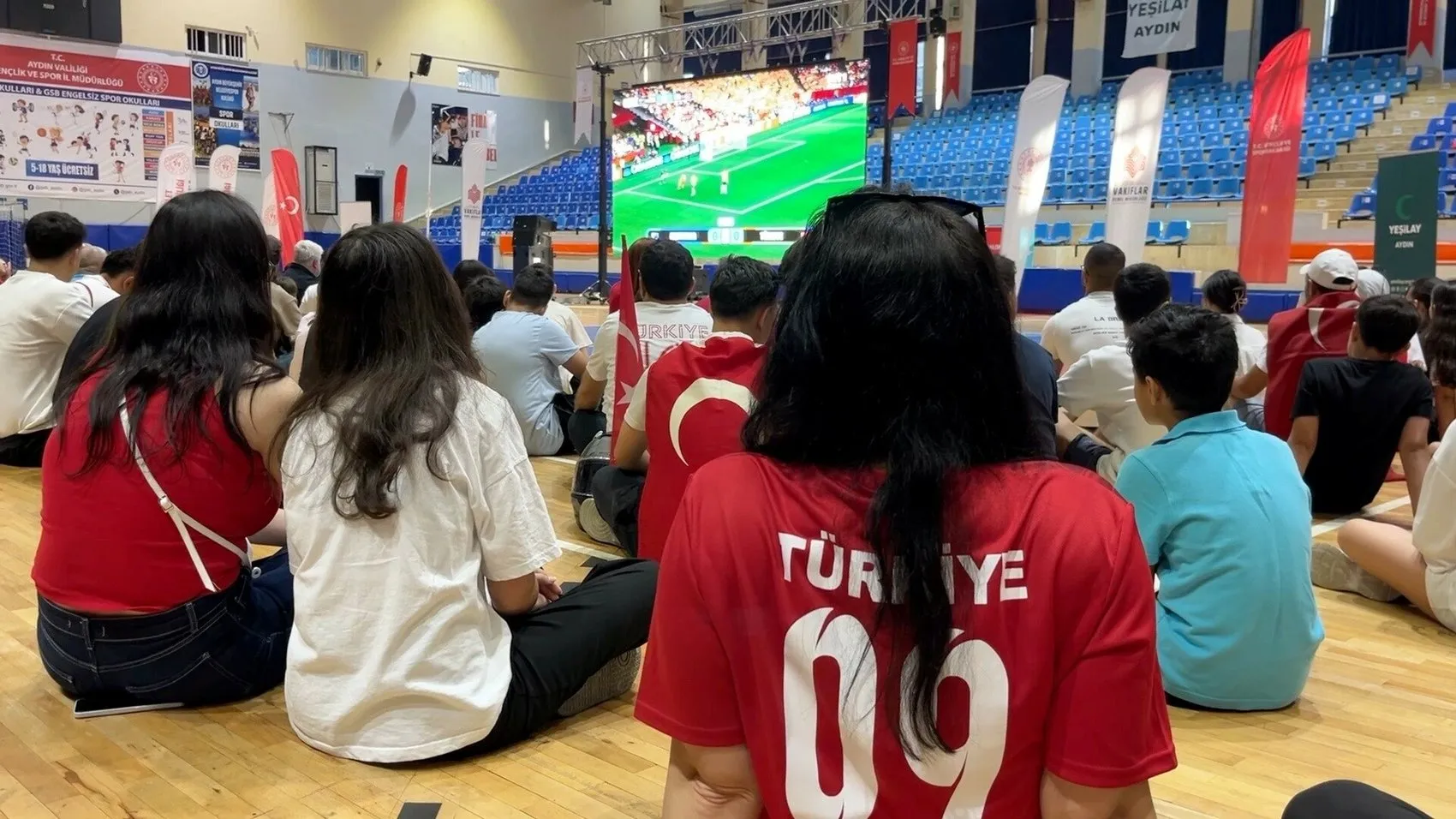 Aydınlılar milli maç için dev ekranda buluştu