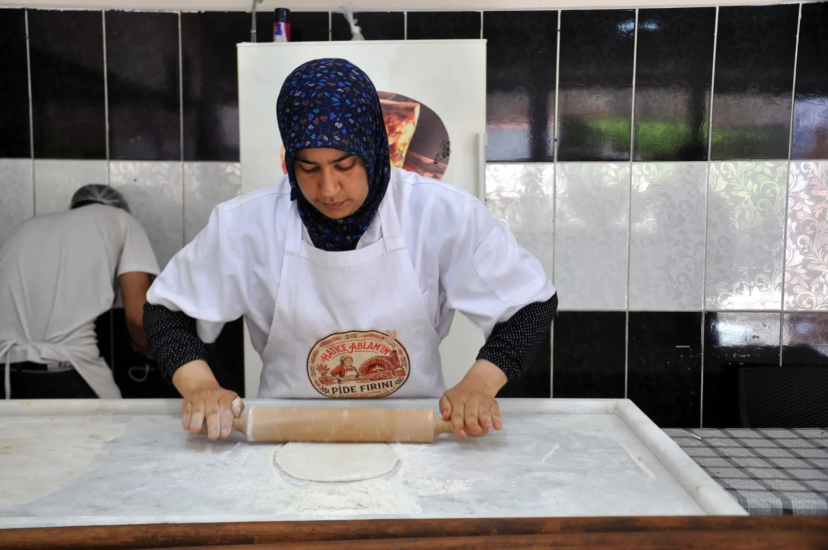 Reyhanlılı anne oğluna dükkan açtı kendi fırıncı oldu
