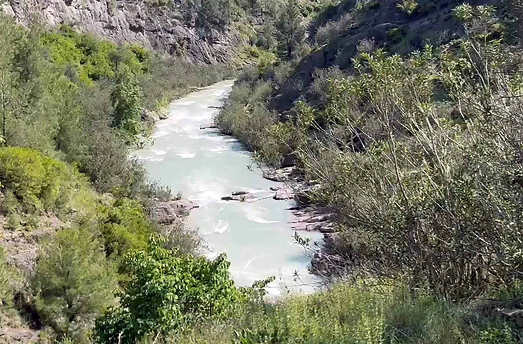 Adana'da piknik faciası Genç adam çayda gözden kayboldu