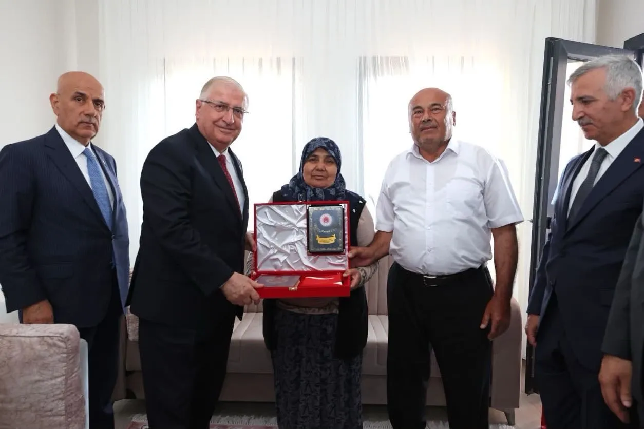 Bakan Güler Kahramanmaraşta şehit ailesinin kapısını çaldı