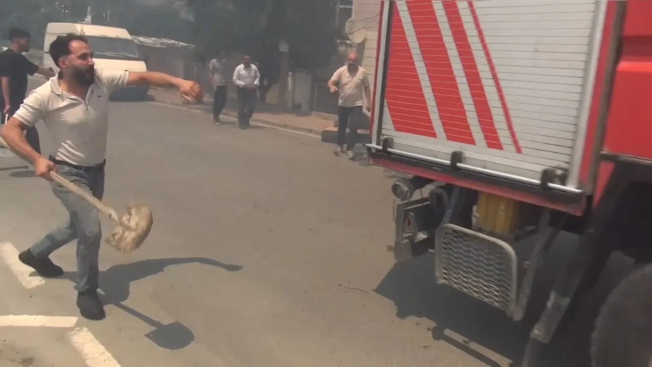 Silivri'de yangın yerine giden itfaiyeye kürekli saldırı