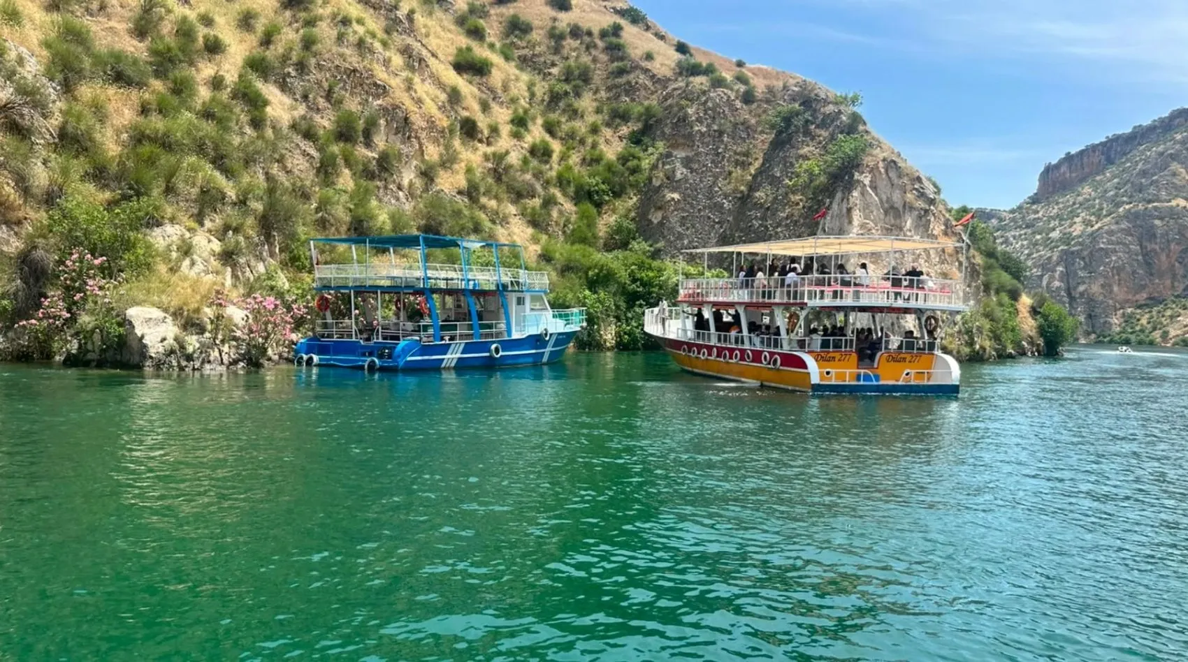 Halfeti sularında motoru arızalanan teknedeki yolculara jandarma yetişti