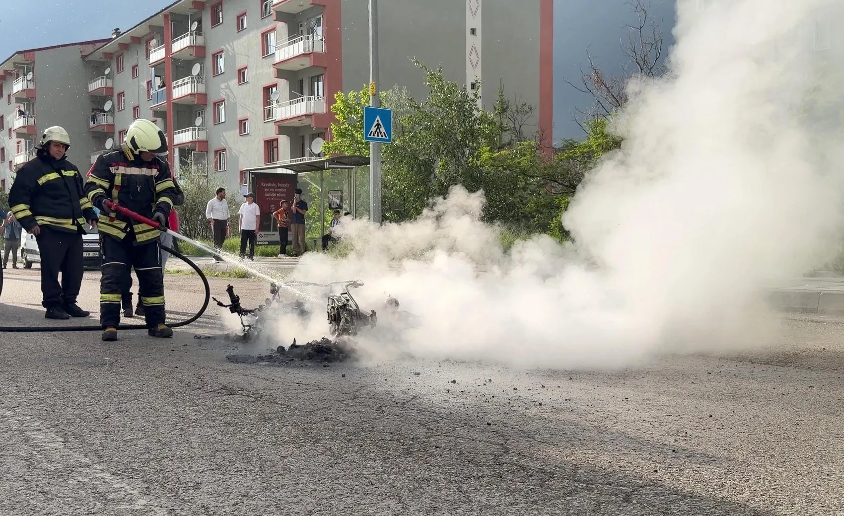 Tamirden çıkan motosiklet yolda alev topuna döndü
