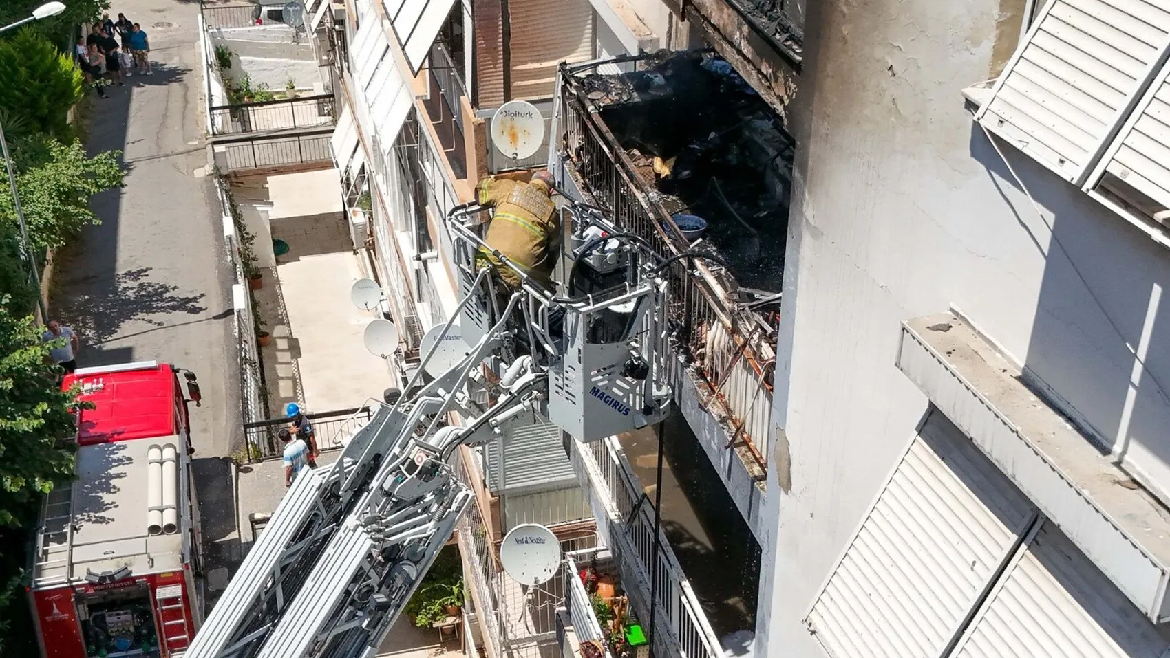 İzmir Karabağlar’da apartman yangını paniği