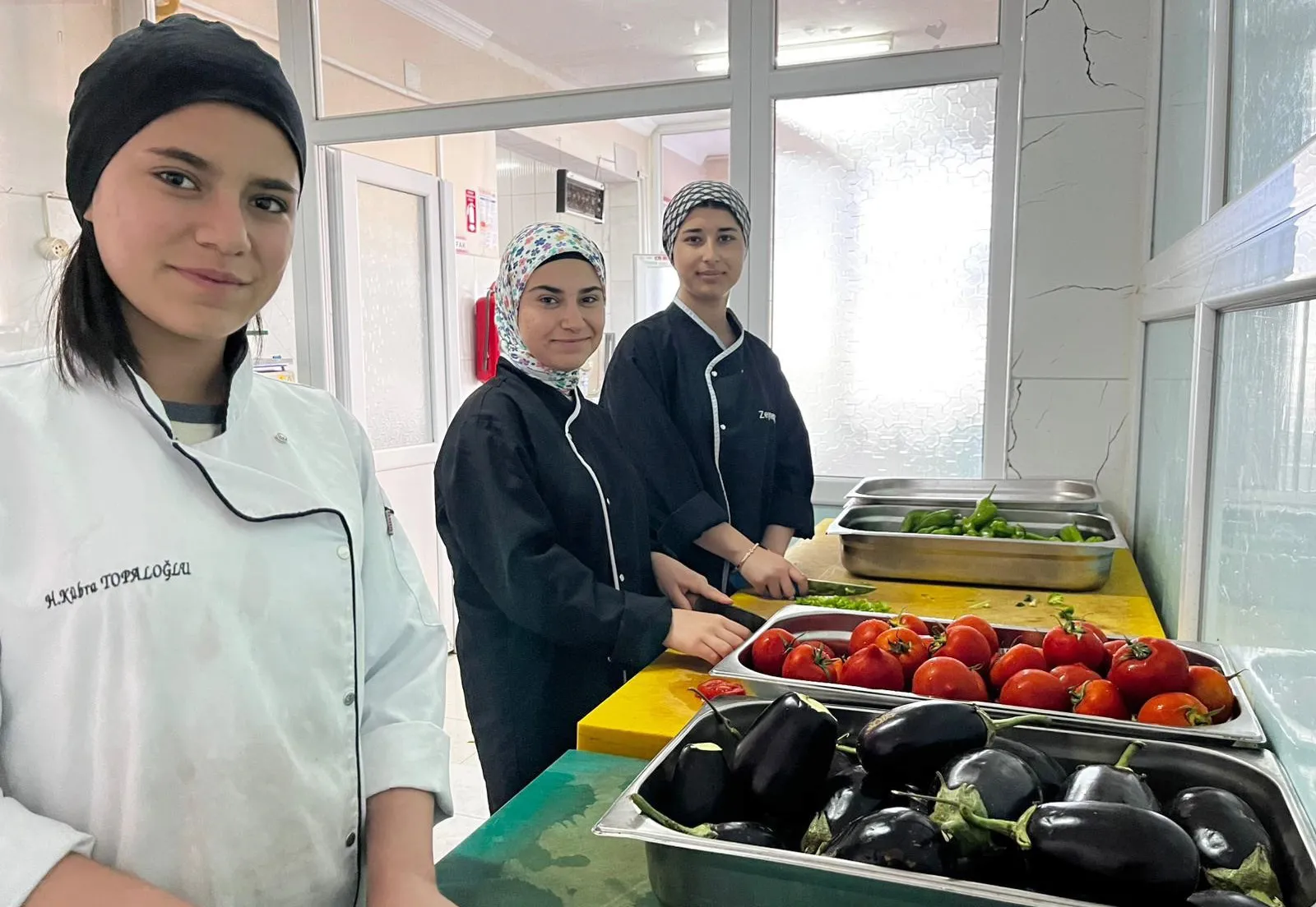 İslahiye’de meslek lisesi öğrencileri kendi mutfaklarında 40 milyon lira kazandı