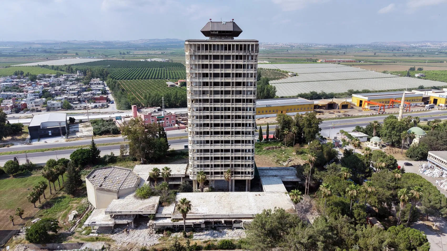 Adana’da 48 yıllık dev bina 420 kilo dinamitle yerle bir oldu