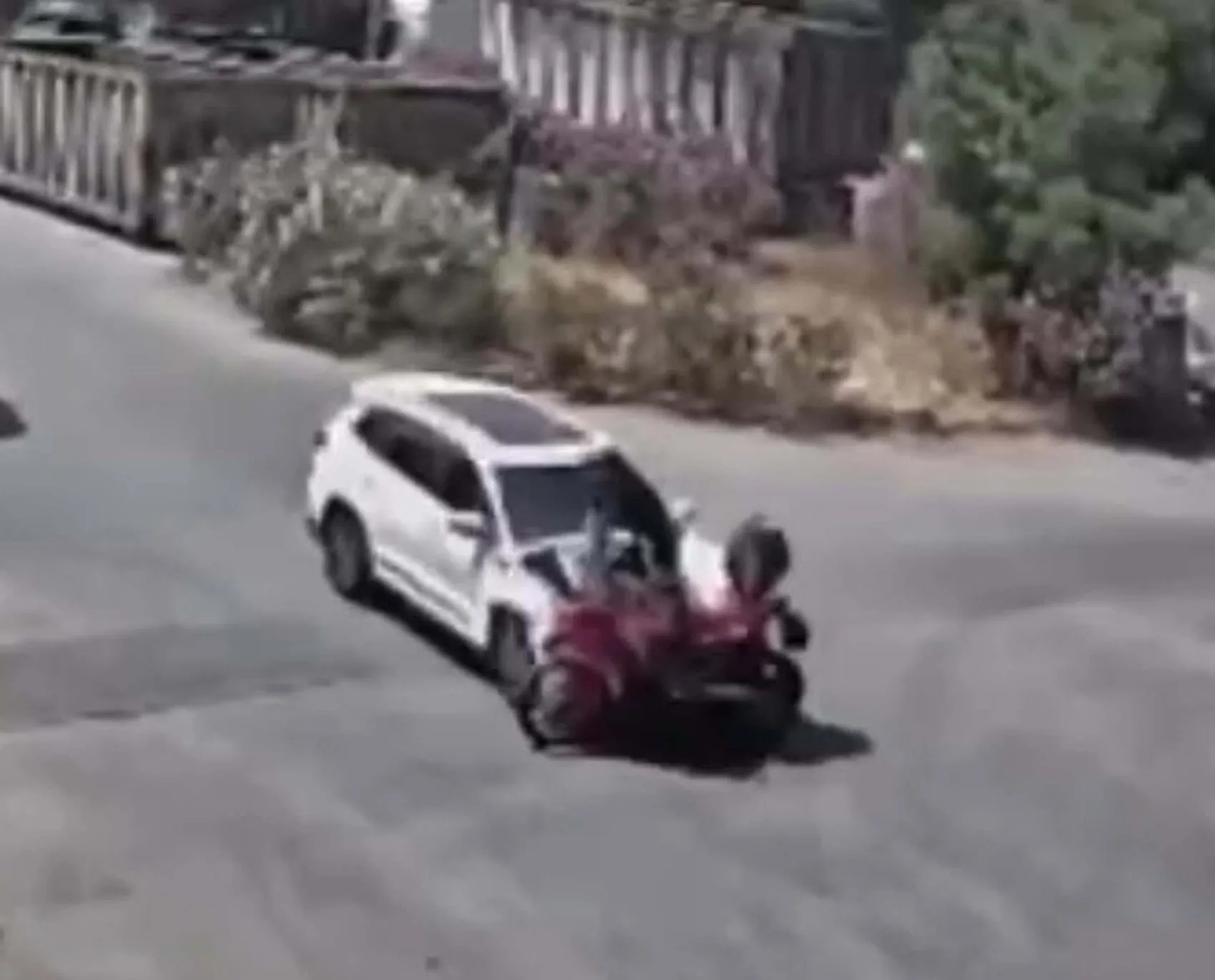 Ehliyetsiz sürücü dehşet saçtı Motosikletli ağır yaralı