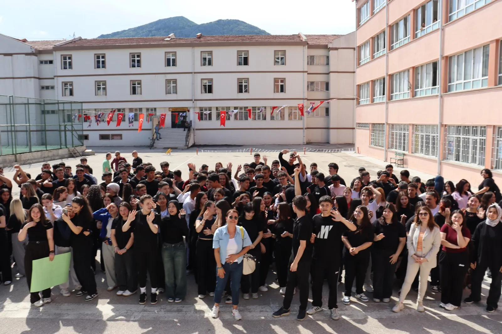 40 yıllık öğretmen okuldan Ferdi Tayfur şarkısıyla emekli oldu