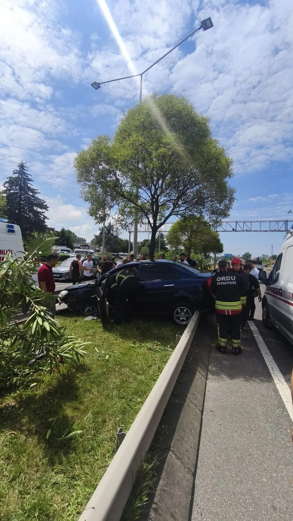 Fatsa'da otomobil bariyerlere çarptı Aynı aileden 4 kişi yaralandı