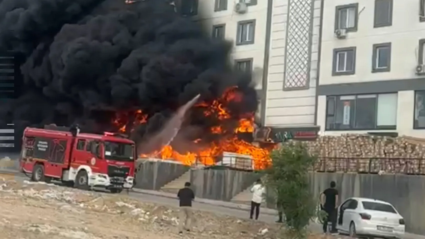 Şanlıurfa’daki milyonluk yangının başlangıç anı kameralara yansıdı