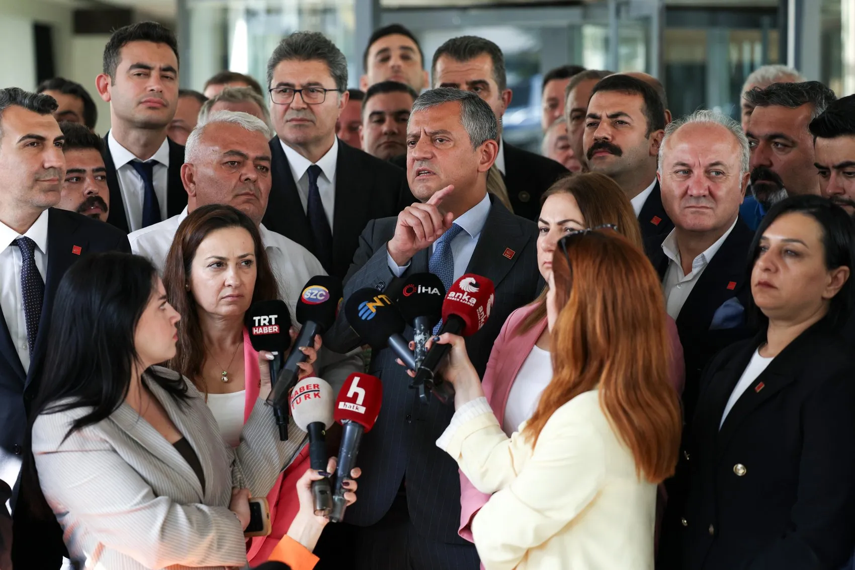 Özgür Özel'den CHP il başkanlarına sahip çıkma çağrısı