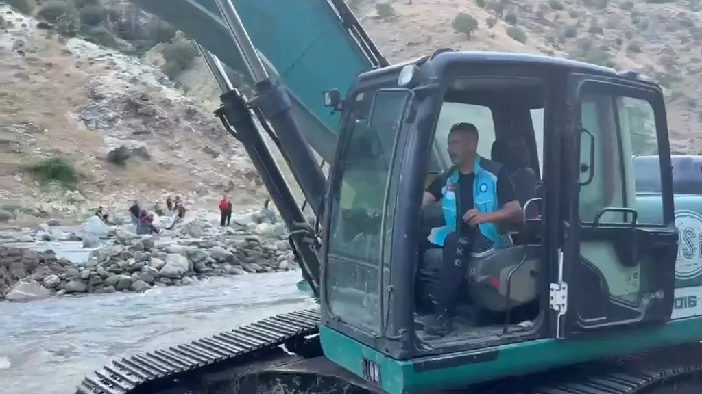 Sarım Çayı’nda kaybolan genci bulmak için suyun yolu değiştirildi
