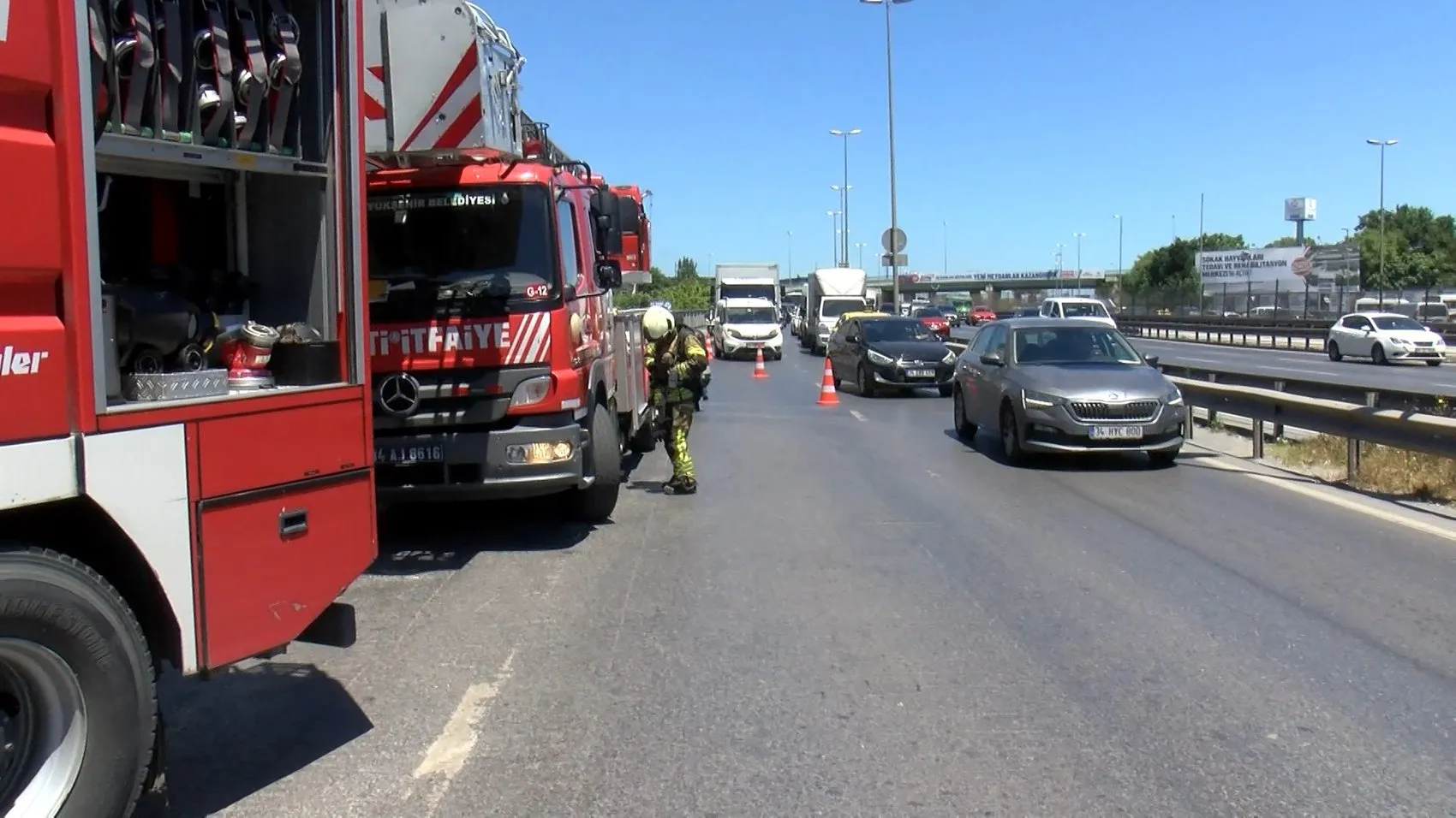 Küçükçekmece'de boş binadan yükselen dumanlar trafiği kilitledi