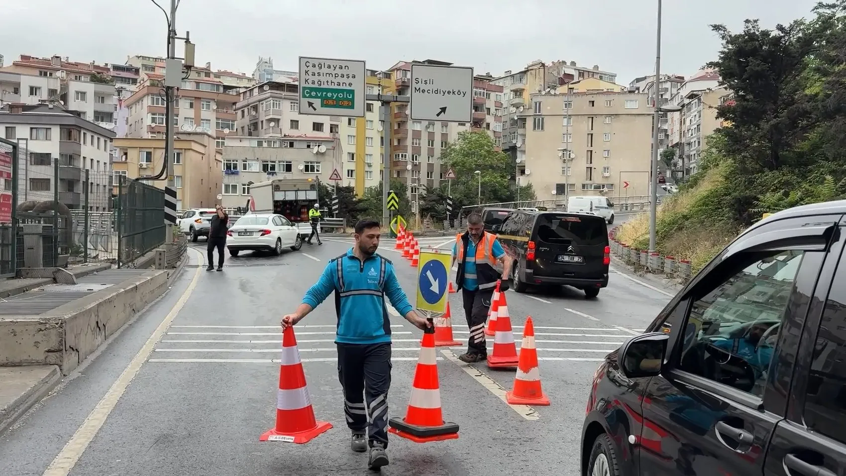 Şişli Bomonti Tüneli çıkışında devrilen kamyonet trafiği kilitledi